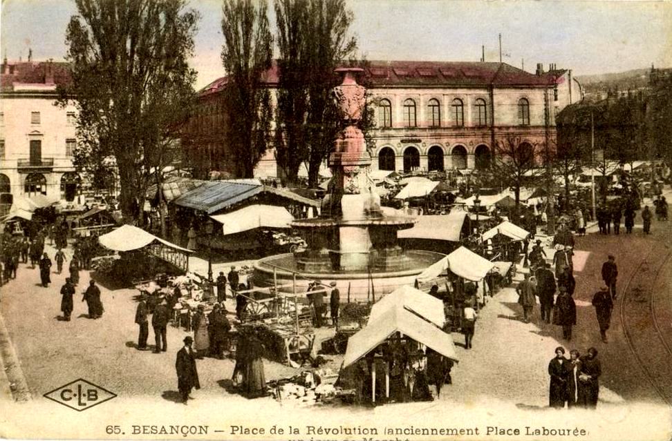 65. BESANÇON - Place de la Révolution (anciennement Place Labourée) un jour de Marché